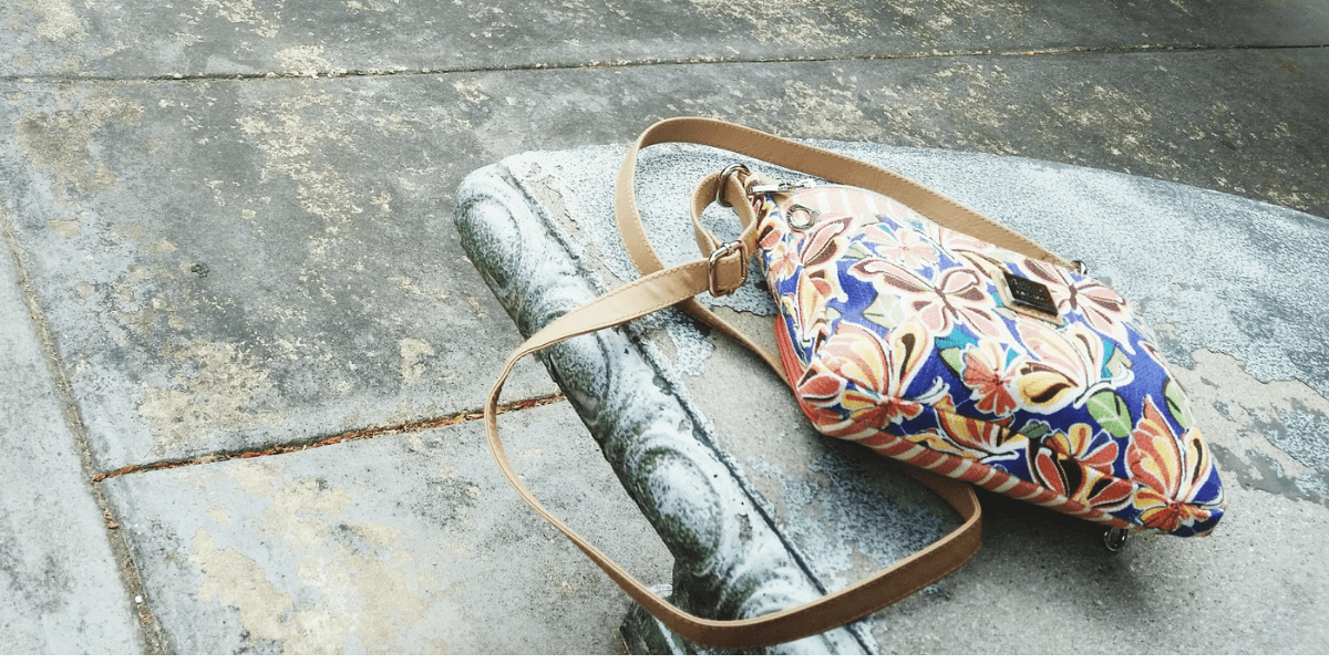 Why Butterfly Canvas Zipper Handbags Are the Perfect Blend of Fashion and Function